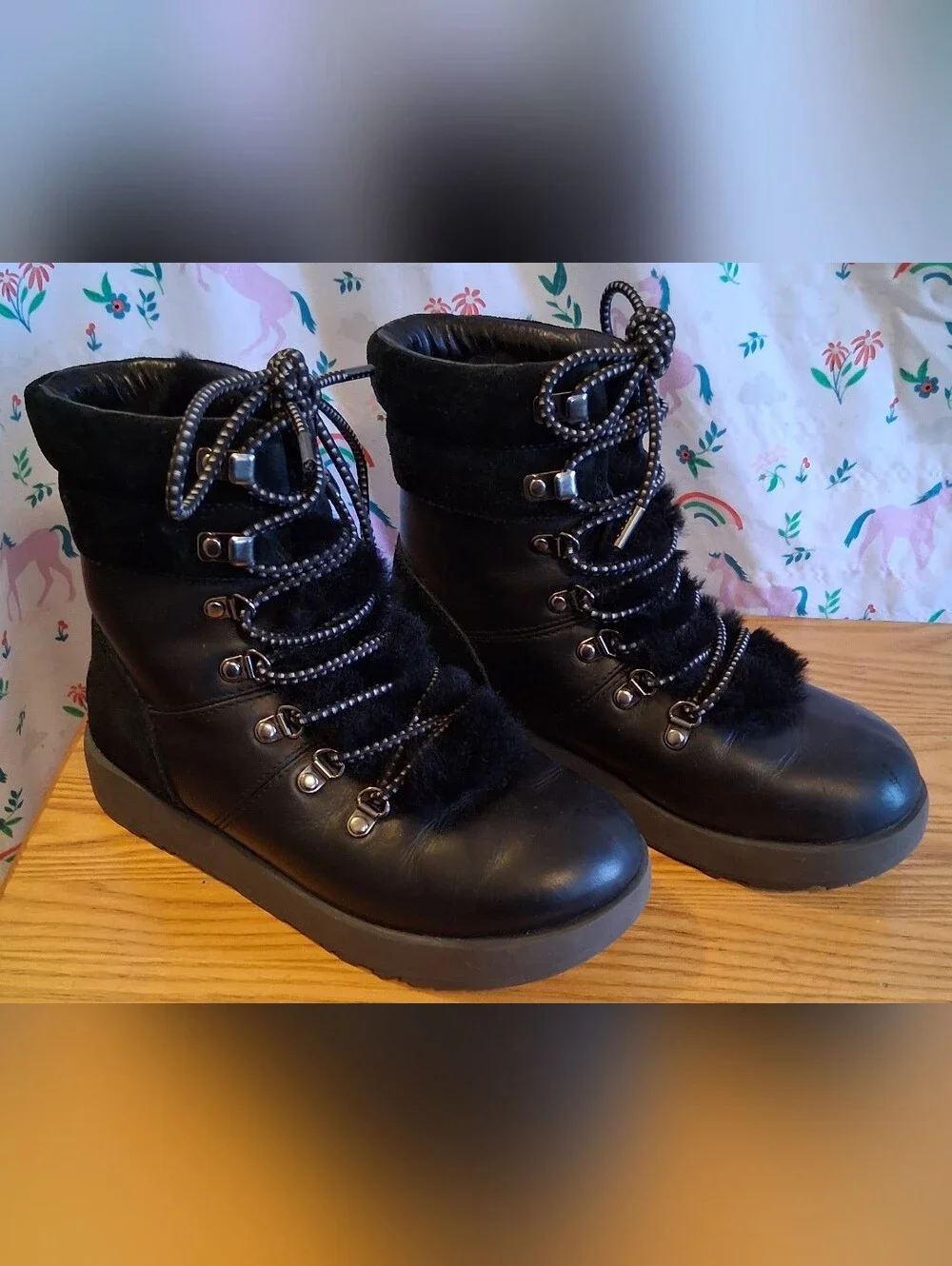 NWOT UGG Vikki Black Leather & Shearling Vibram Arctic Grip Waterproof Boot SZ 6